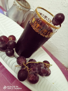 A picture of Grapes juice.