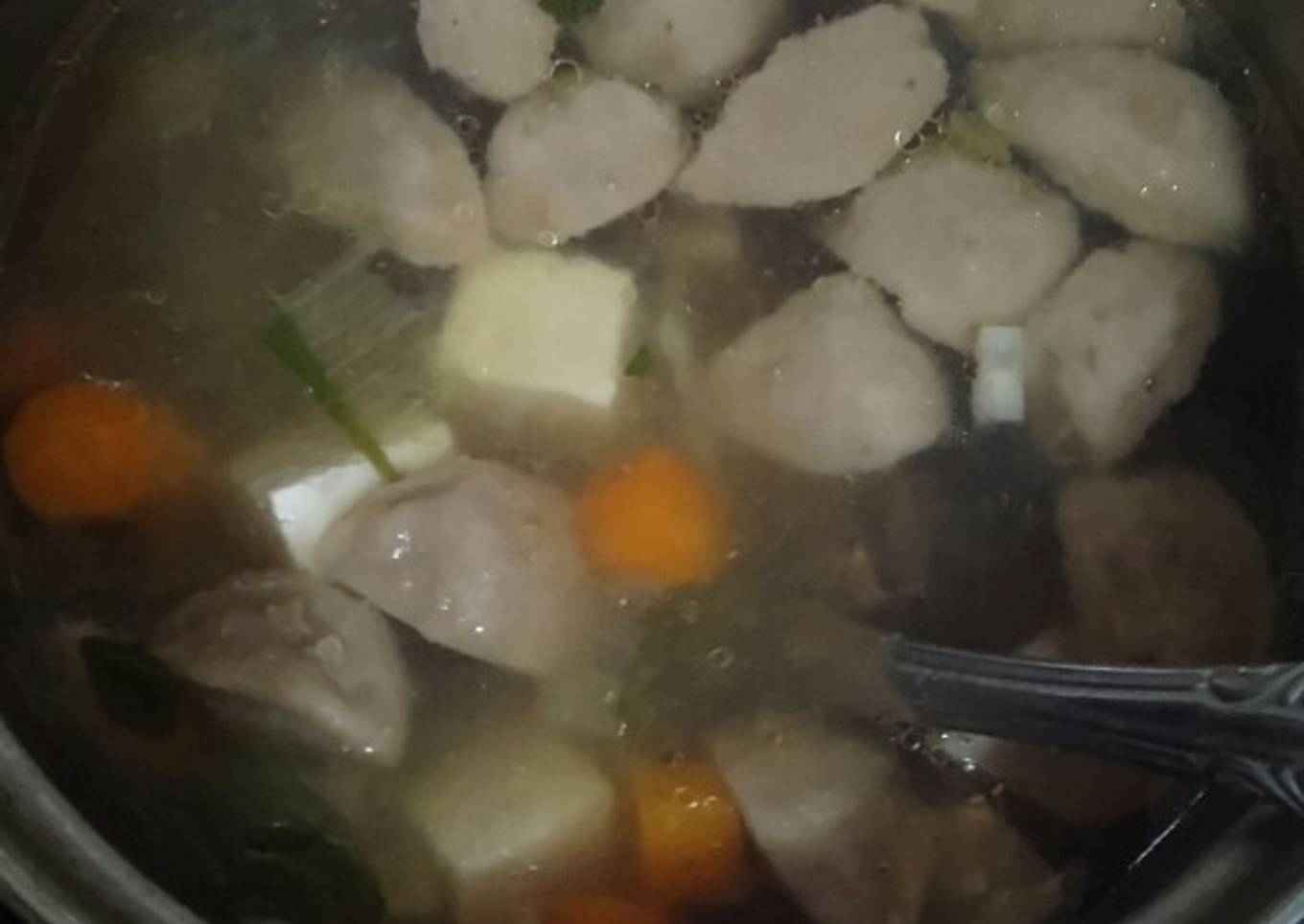 Sup bakso dengan sayuran