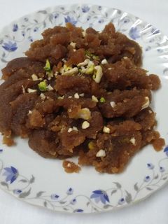 गव्हाच्या पीठाचा हलवा / आटे का हलवा (wheat flour halwa recipe in marathi) रेसिपी चे मुख्य फोटो