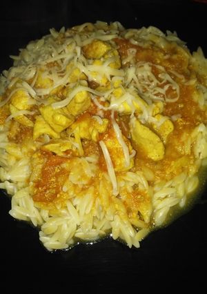 Una foto de Fideos Riso con supremas de pollo al Curry