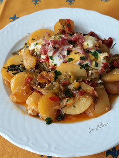 Una foto de Patatas de guarnición con huevos y jamón