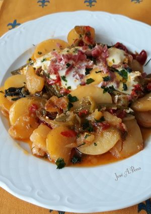 Foto principal de Patatas de guarnición con huevos y jamón