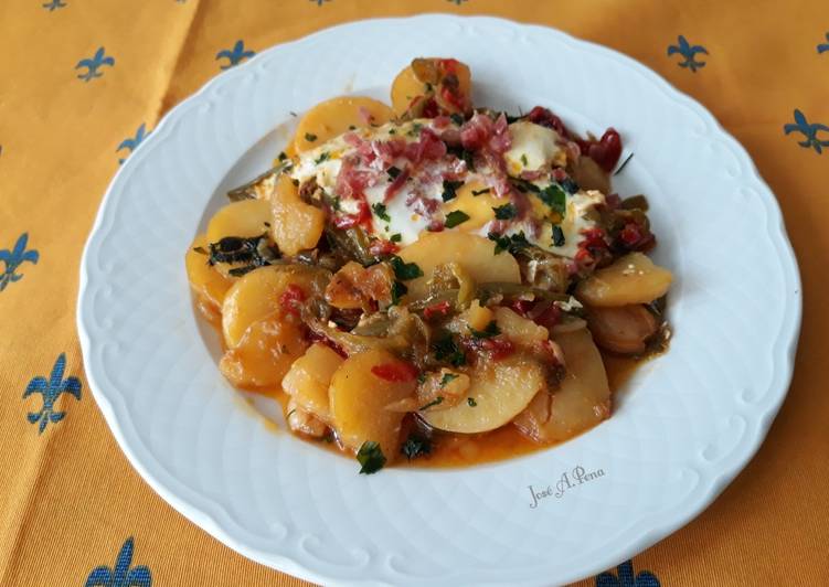 Patatas de guarnición con huevos y jamón