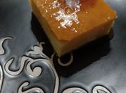 Una foto de caramelo para semola con leche