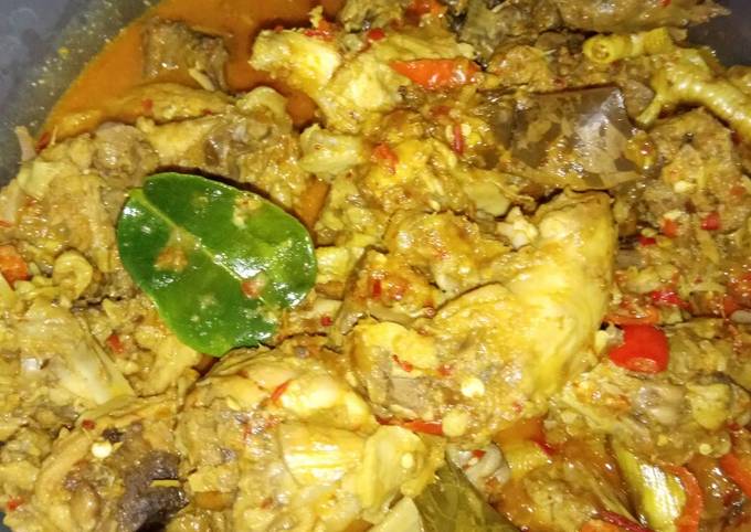 Rica rica tulang dan ceker ayam