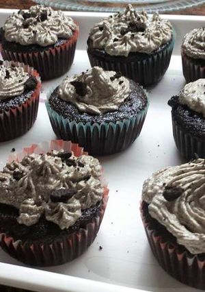 A picture of Oreo buttercream cheese frosting.