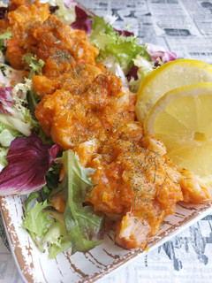 Una foto de Bacalao con salsa de pimientos y tomates con cava
