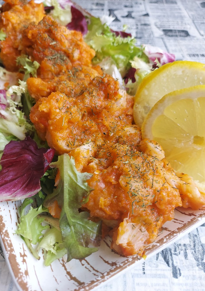 Una foto de Bacalao con salsa de pimientos y tomates con cava