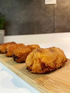 Una foto de Croquetas de calabaza, queso azul y bacon