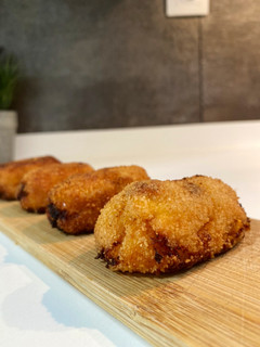 Una foto de Croquetas de calabaza, queso azul y bacon