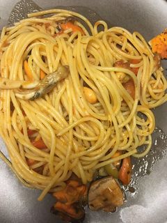 Una foto de Espaguetis al mar con tomate