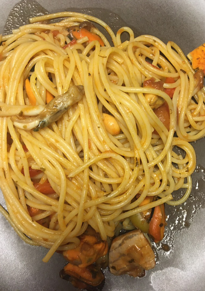 Una foto de Espaguetis al mar con tomate