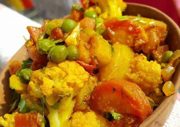 Recipe of Tasty Aloo gajar gobhi matar sabji