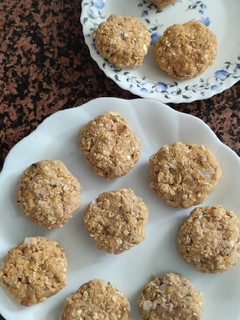 Una foto de Bolitas de avena con atún y cebolla