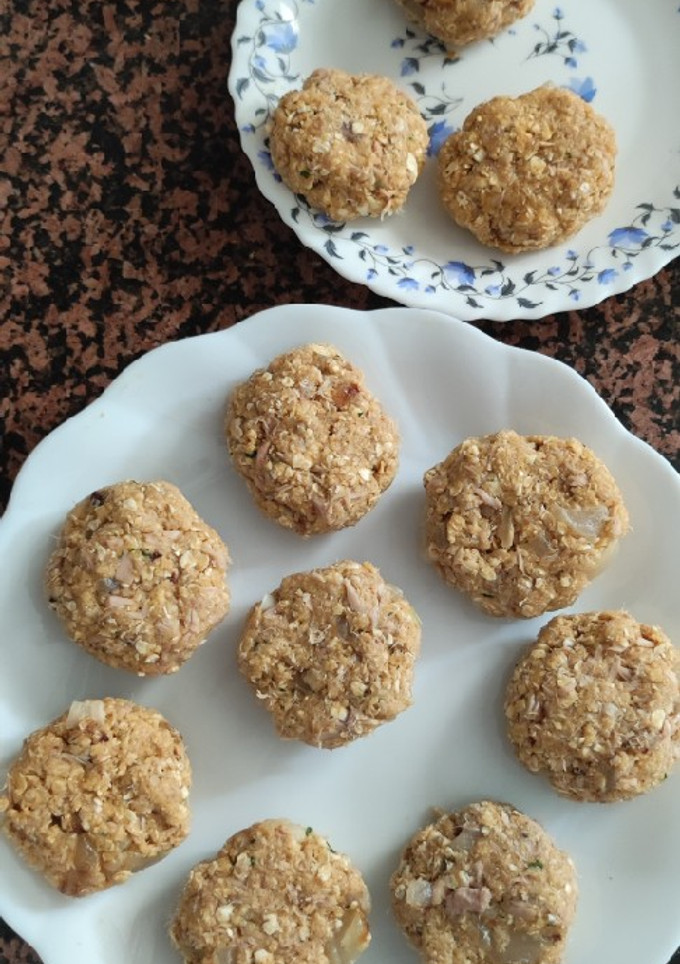 Una foto de Bolitas de avena con atún y cebolla
