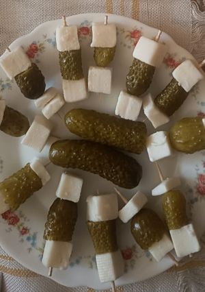 Una foto de Pincho de pepinillos y queso de cabra fácil