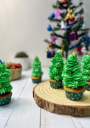A picture of Christmas Tree Cupcakes.