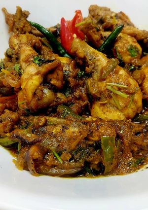 A picture of Curry Leaf Pepper Chicken.