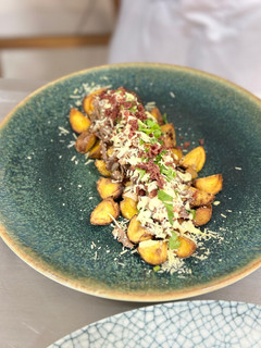 Una foto de Papas criollas fritas chorreadas con carne desmechada