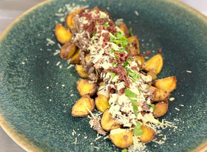 Una foto de Papas criollas fritas chorreadas con carne desmechada