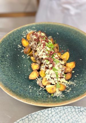 A picture of Fried Papas Criollas with Shredded Beef and Sauce.