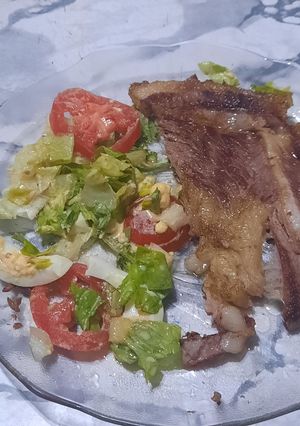 Una foto de Dos (2) ensaladas con bife y hamburguesas
