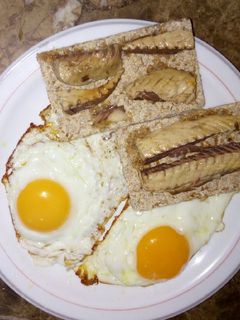Una foto de Huevos y tostadas de filete de caballa en Aove