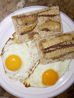 Una foto de Huevos y tostadas de filete de caballa en Aove