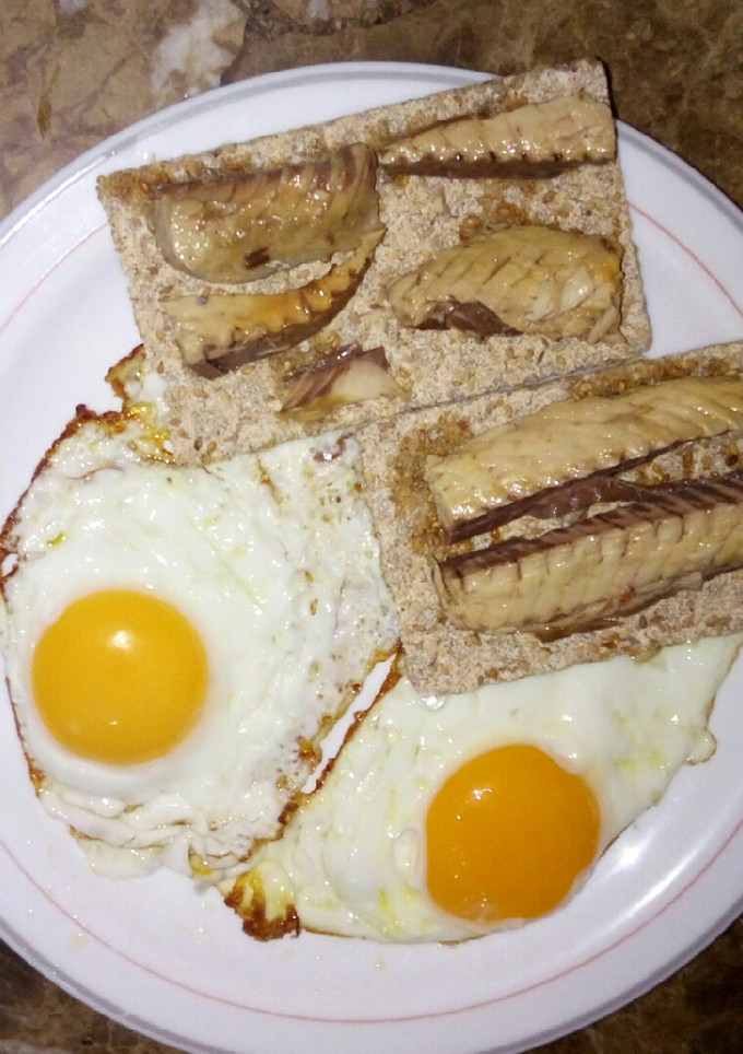 Una foto de Huevos y tostadas de filete de caballa en Aove