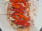 Una foto de tostadas de sardina