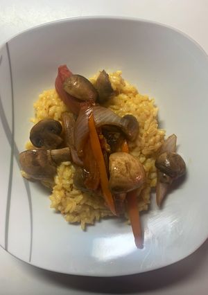 Una foto de Risotto al ají amarillo con champis saltados
