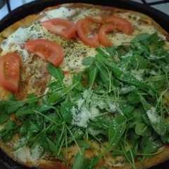 Una foto de Pizza integral de rúcula
