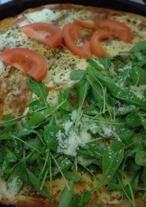 Una foto de Pizza integral de rúcula