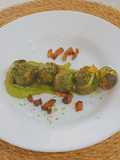 Coles de Bruselas caramelizadas con Guacamole picante, Guanchiale y Lima