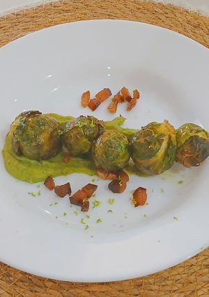 Una foto de Coles de Bruselas caramelizadas con Guacamole picante, Guanchiale y Lima