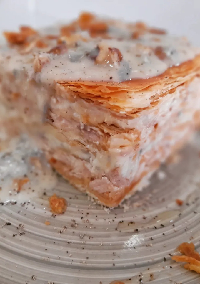 Una foto de Milhojas de pollo y gorgonzola