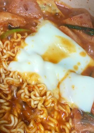 รูปของ มาม่าหม้อไฟ บุเดจีเก 부대찌개
