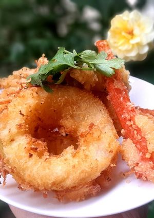 Hình của món Rau củ chiên xù và salad rau củ.