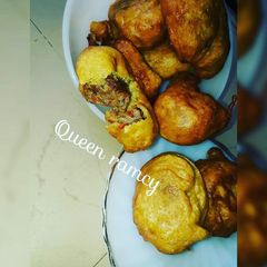 A picture of Stuffed puff puff.