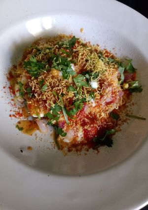 A picture of Aloo tikki chat.