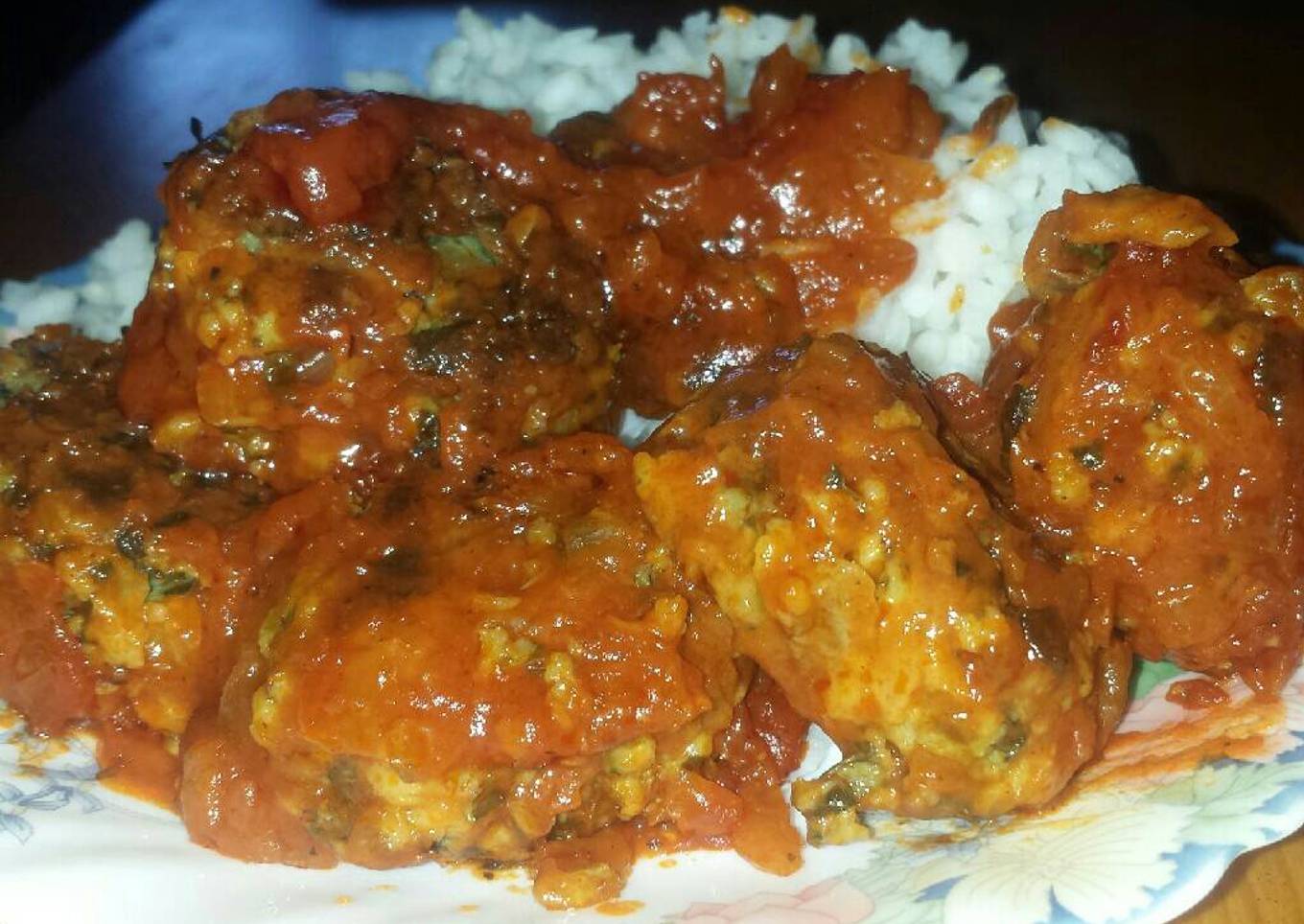 Albóndigas de espinacas y champiñones en salsa de tomate