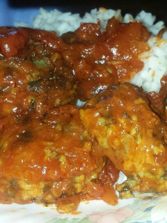 Una foto de Albóndigas de espinacas y champiñones en salsa de tomate