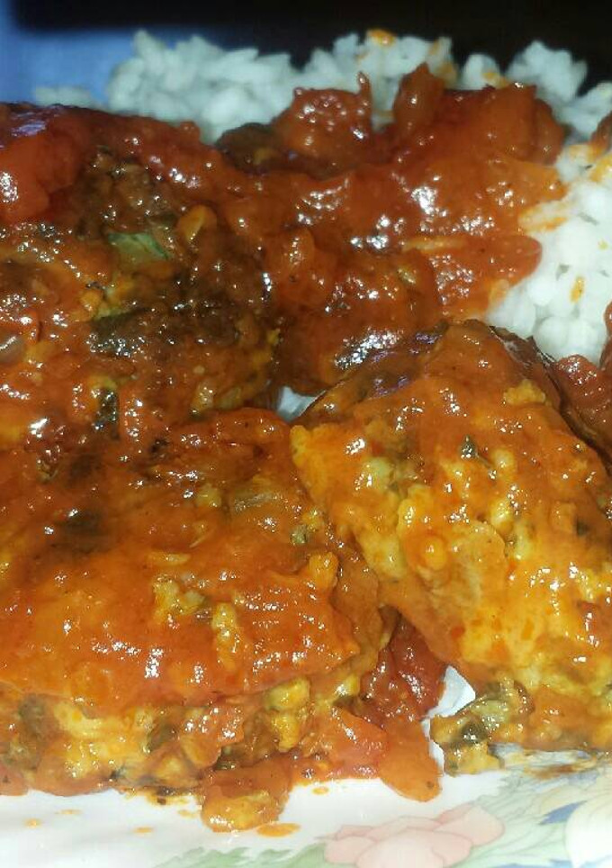 Una foto de Albóndigas de espinacas y champiñones en salsa de tomate