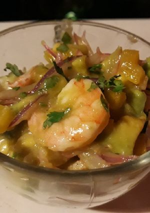 Una foto de Ceviche de camarón/ camarão