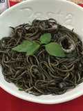 Spaghetti con calamares en su tinta