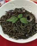 Spaghetti con calamares en su tinta
