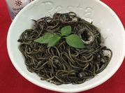Una foto de spaghetti de tinta de calamar