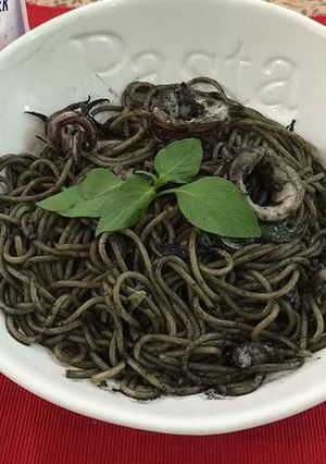 Una foto de Spaghetti con calamares en su tinta