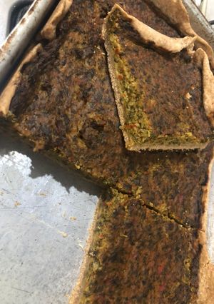 Una foto de Tarta de brócoli 🥦 con hojas de remolacha y masa de harina integral