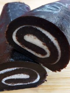 चॉकलेट स्विस रोल (chocolate chips roll recipe in Hindi) रेसिपी मुख्य फोटो